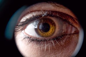 oeil femme surveillance