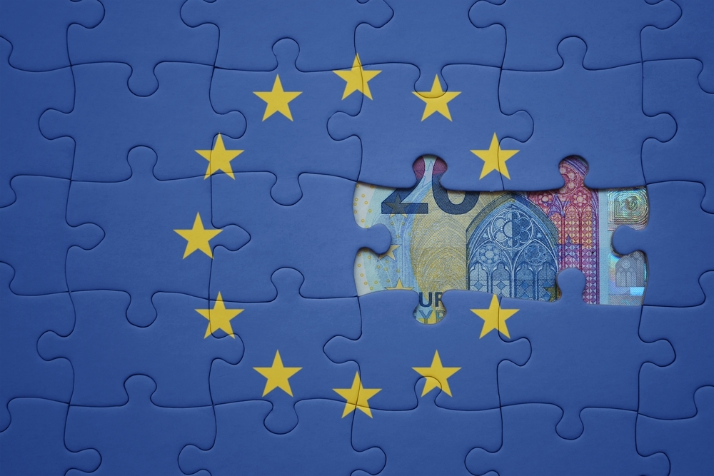 Puzzle du drapeau européen incomplet révélant un billet en euros, symbole des enjeux fiscaux et du plan de taxation du tabac en 2025