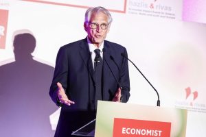 Dominique de Villepin lors d’un discours public en 2023, figure politique française de retour avec le parti La France humaniste