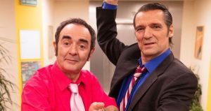 Personnages principaux de Caméra Café dans leur décor, série culte française bientôt relancée en version IA en 2026