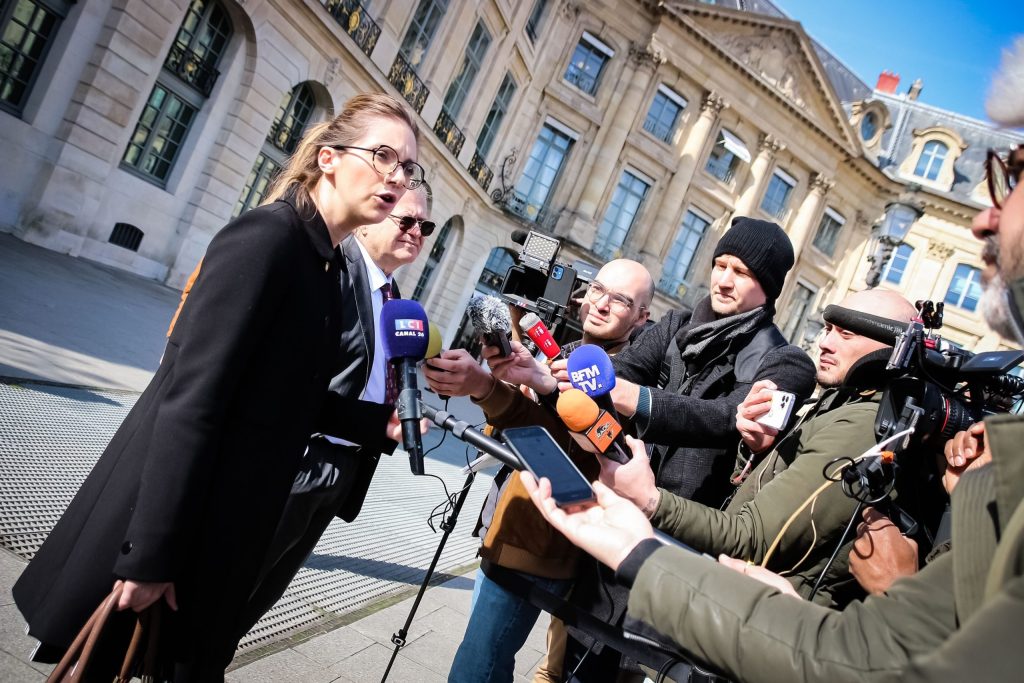 Aurore Bergé, ministre de l’Égalité, s’exprimant face aux médias
