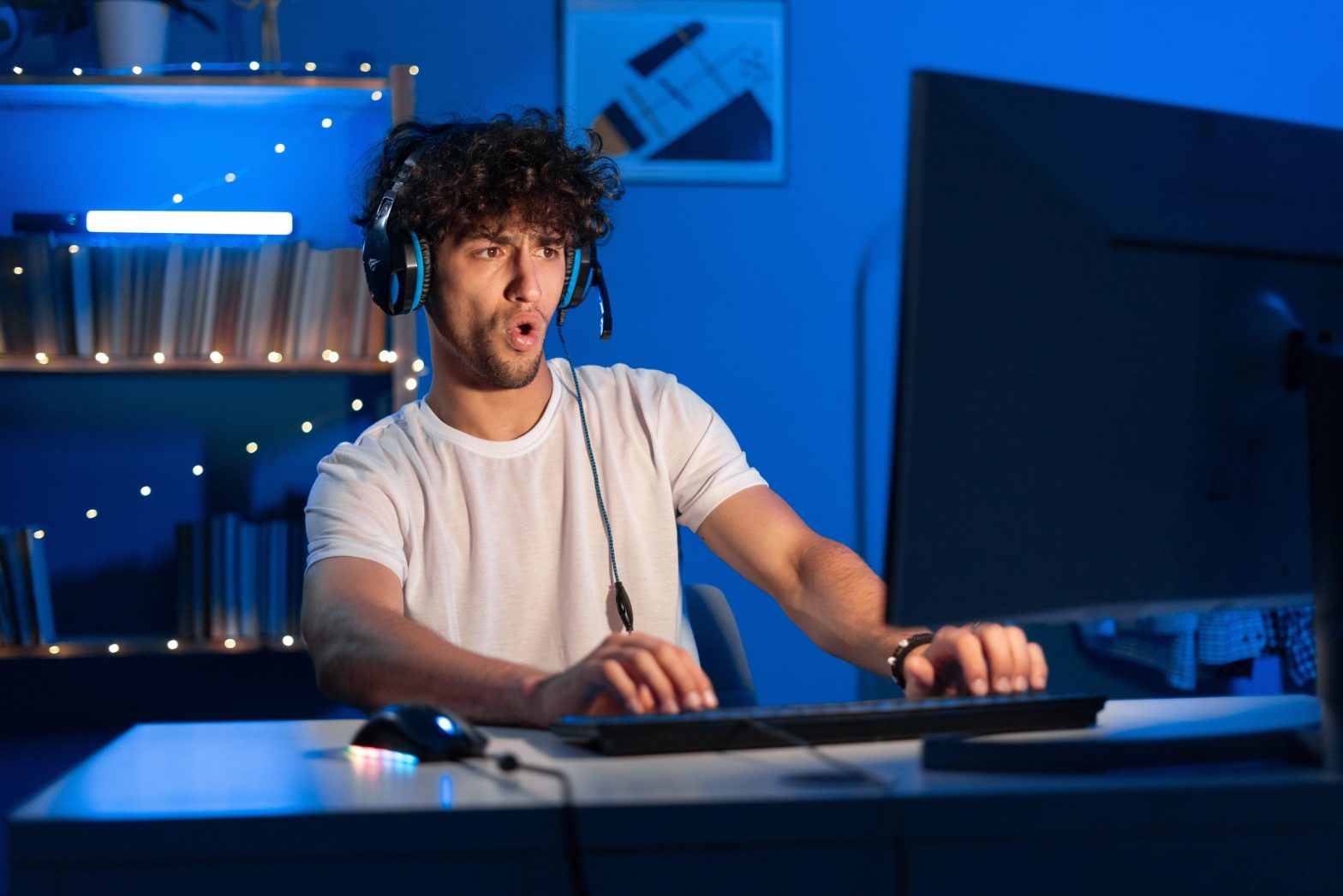 Jeune streamer choqué illustrant les réactions suite à l'inscription du député Masséglia au Z Event