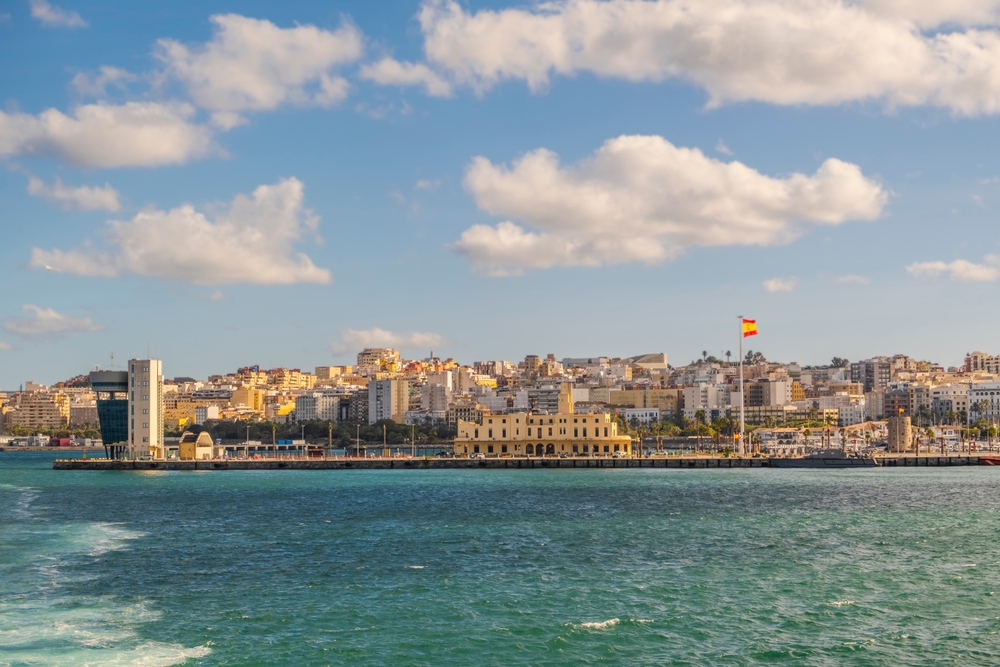 Crise migratoire à Ceuta août 2026 - migrants franchissant la frontière marocaine vers l’enclave espagnole - enjeux géopolitiques détroit de Gibraltar Israël USA Maroc