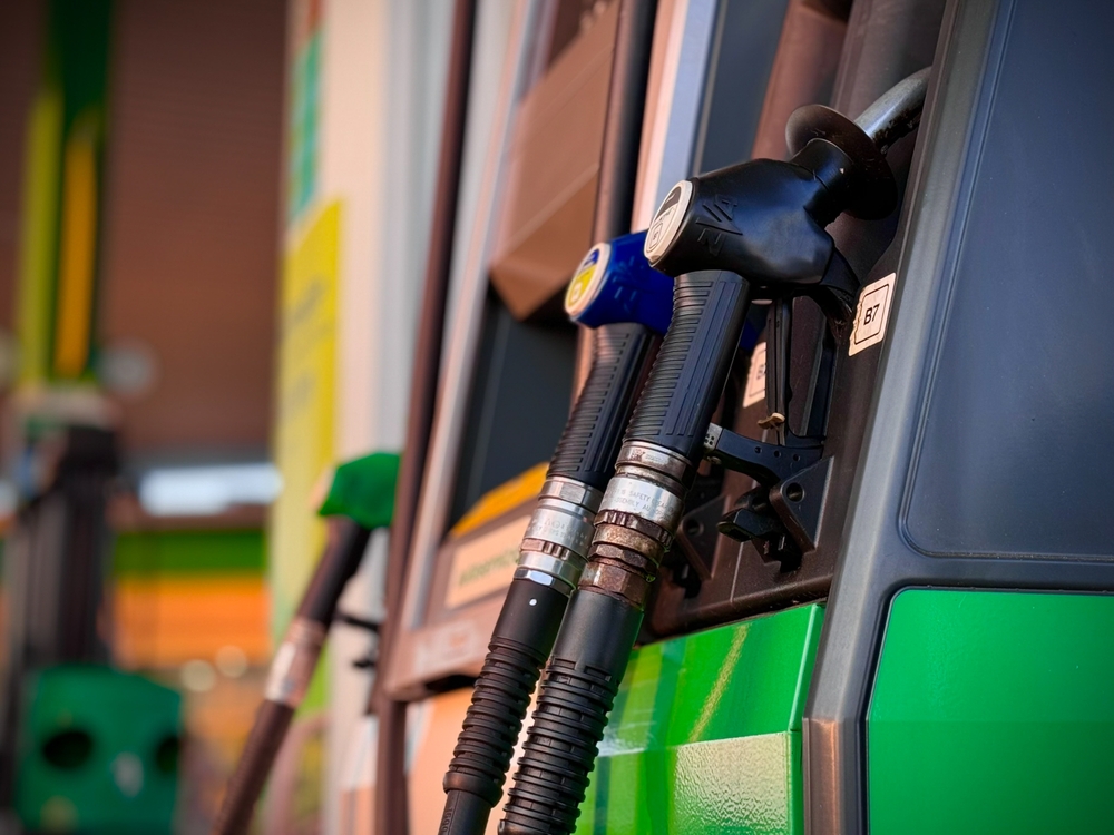 Pompe à carburant essence diesel - taxe européenne ETS2 report 2028 après présidentielle manipulation Macron