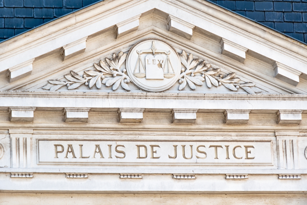 Fronton d'un palais de justice français, symbole de la balance et devise Lex