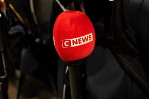 Microphone floqué du logo CNews lors d'un tournage