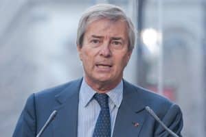 Vincent Bolloré prenant la parole lors d'une conférence de presse