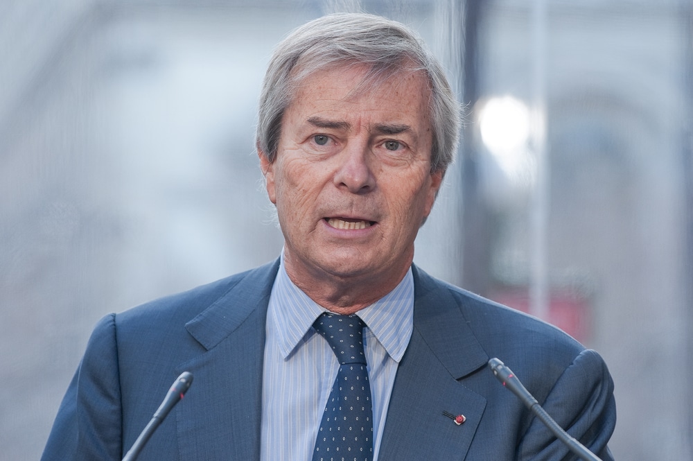 Vincent Bolloré prenant la parole lors d'une conférence de presse