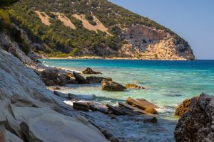 Côte rocheuse et baie aux eaux turquoise sur le littoral adriatique albanais