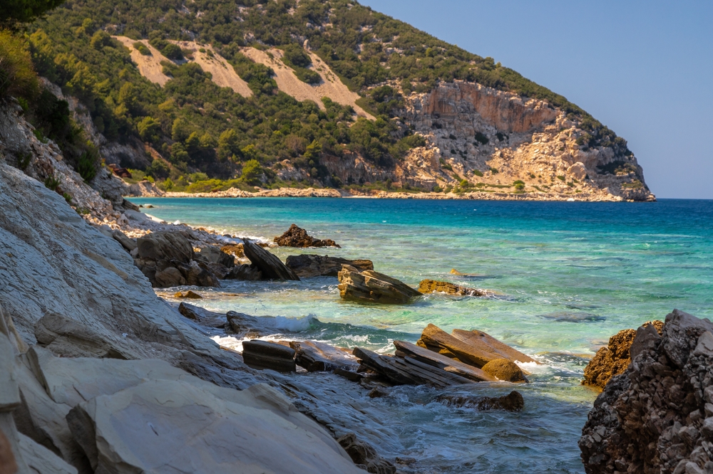 Côte rocheuse et baie aux eaux turquoise sur le littoral adriatique albanais