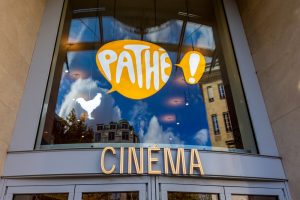 Façade d'un cinéma Pathé avec son logo lumineux
