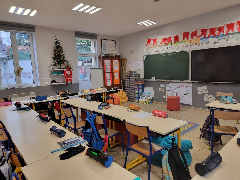 Salle de classe vide dans une école primaire française