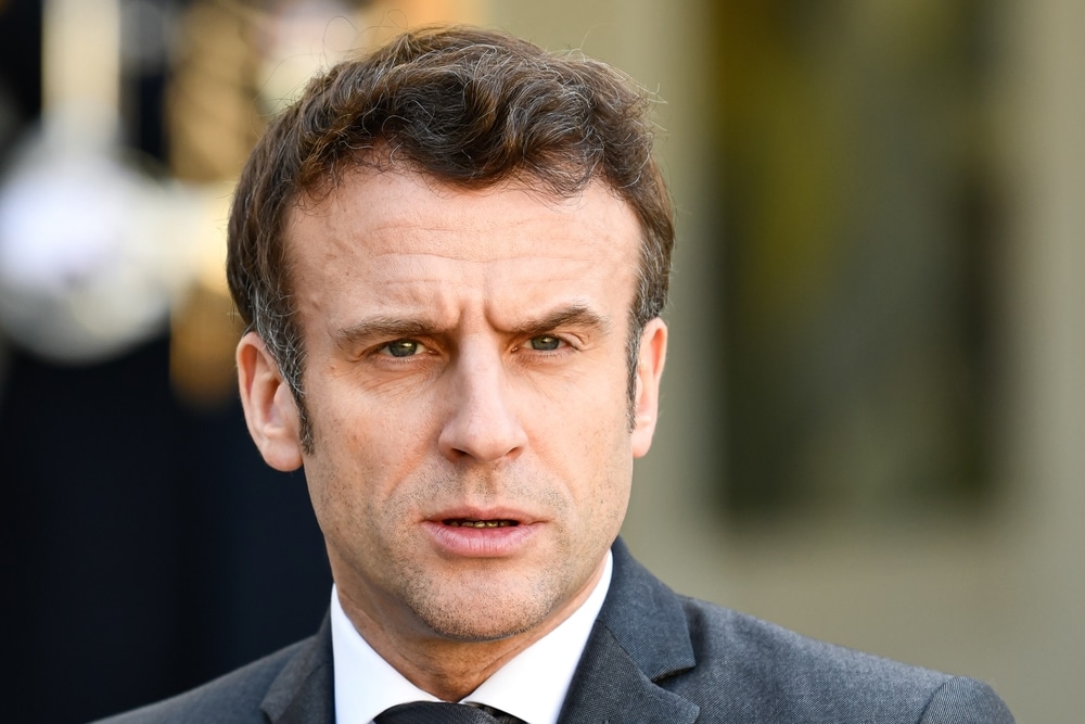 Emmanuel Macron, mine grave, devant le palais de l'Élysée