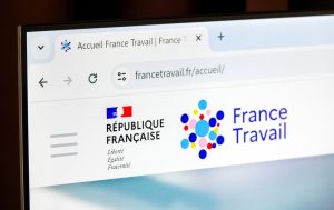 Page d'accueil du site France Travail affichée sur un écran d'ordinateur