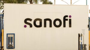 Logo Sanofi sur la façade d'un site industriel