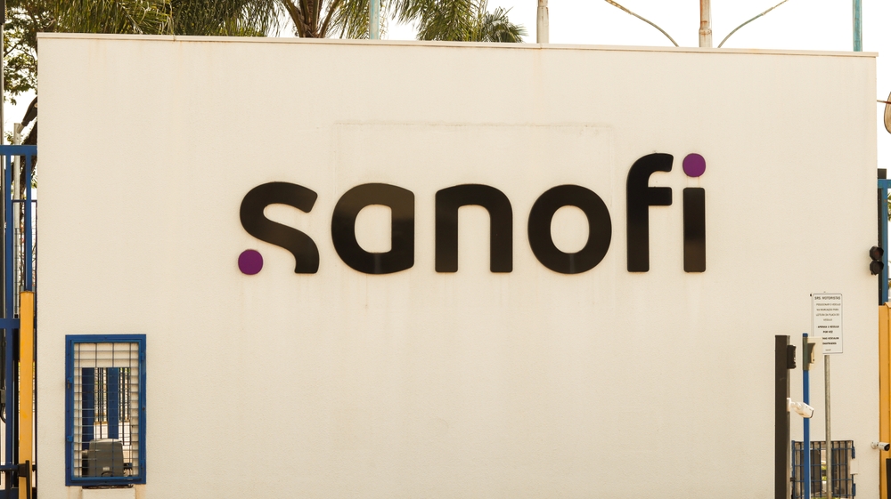 Logo Sanofi sur la façade d'un site industriel