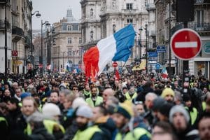 Foule de manifestants Gilets jaunes rassemblés dans une rue de Paris