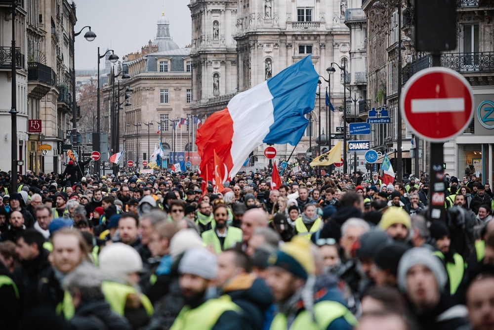 Foule de manifestants Gilets jaunes rassemblés dans une rue de Paris