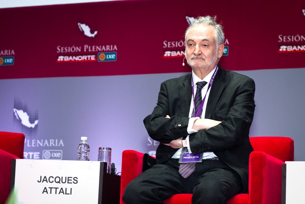 Jacques Attali, bras croisés, lors d'une session plénière