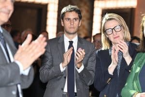 Gabriel Attal applaudit lors d'un événement politique