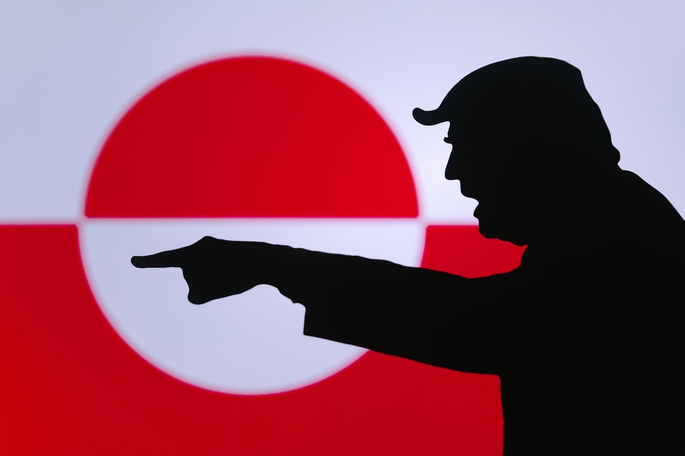 Silhouette de Donald Trump pointant du doigt devant le drapeau du Groenland