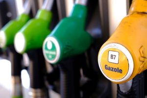 Pistolets de pompes à carburant dans une station-service