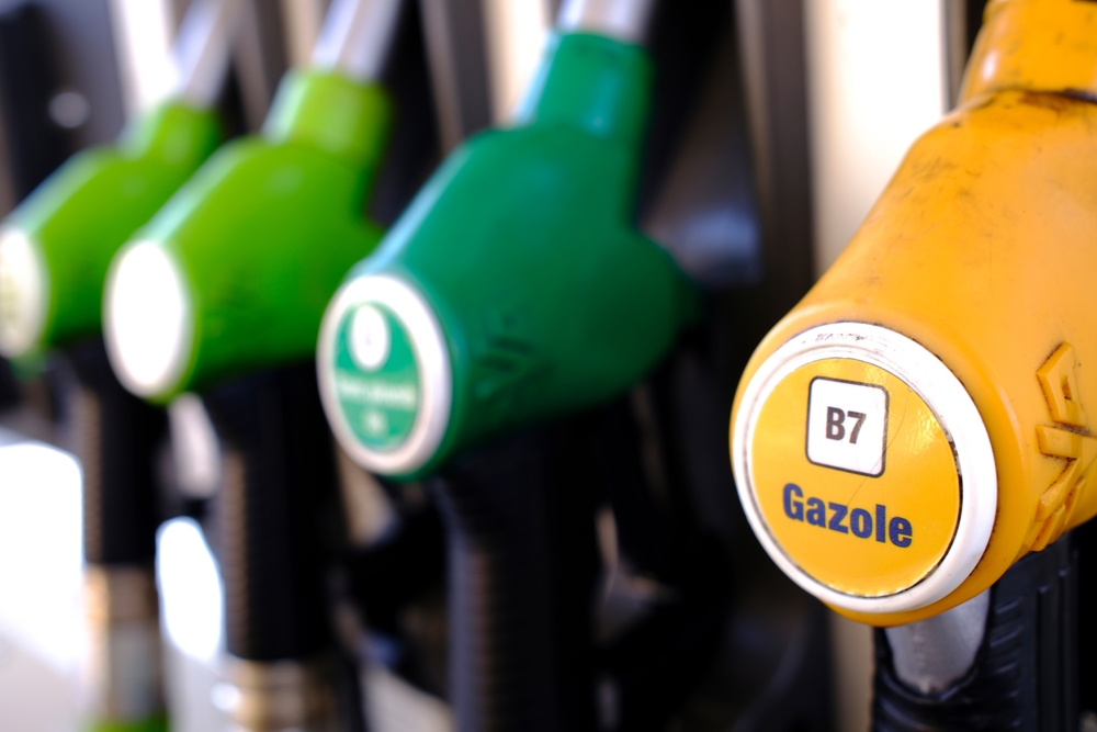 Pistolets de pompes à carburant dans une station-service