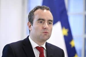 Sébastien Lecornu, Premier ministre, devant les drapeaux français et européen