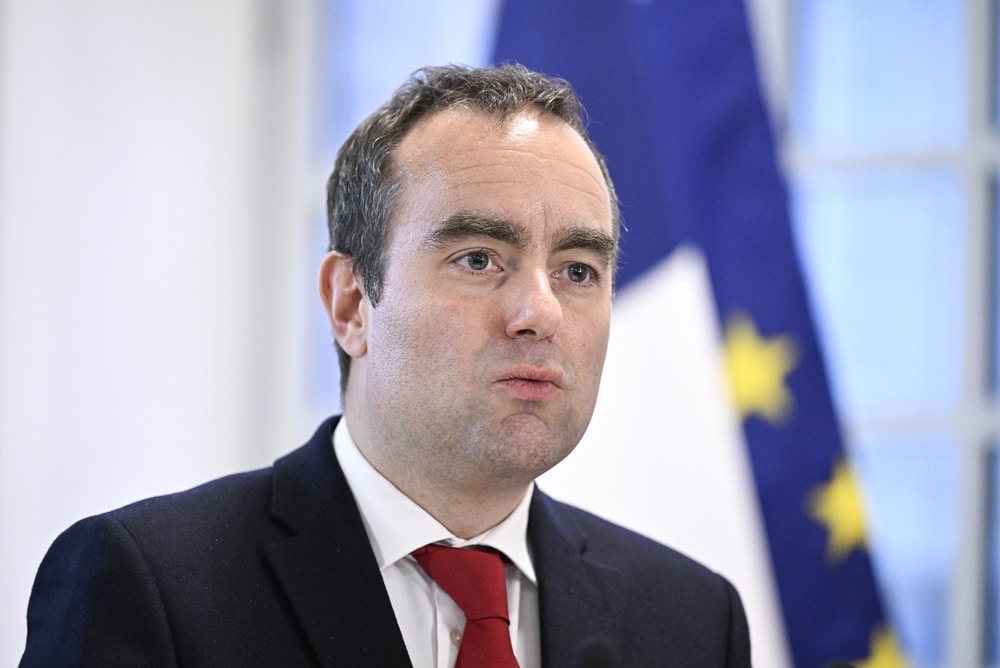 Sébastien Lecornu, Premier ministre, devant les drapeaux français et européen