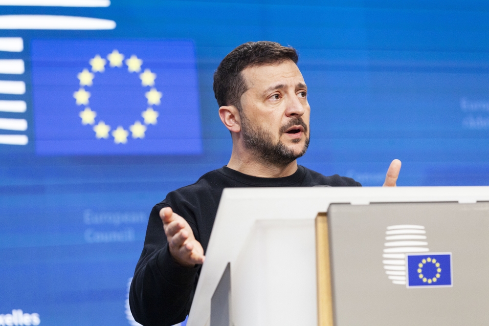 Volodymyr Zelensky s'exprime devant le drapeau européen au Conseil européen
