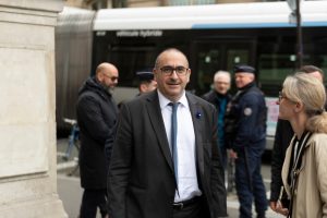 Laurent Nuñez, ministre de l'Intérieur, entouré de policiers dans une rue de Paris