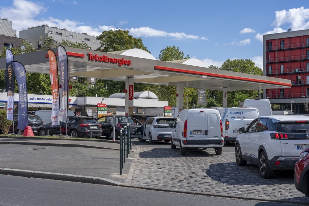 Station-service TotalEnergies avec des véhicules faisant la queue