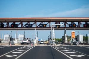 Gare de péage d'une autoroute française avec véhicules en approche
