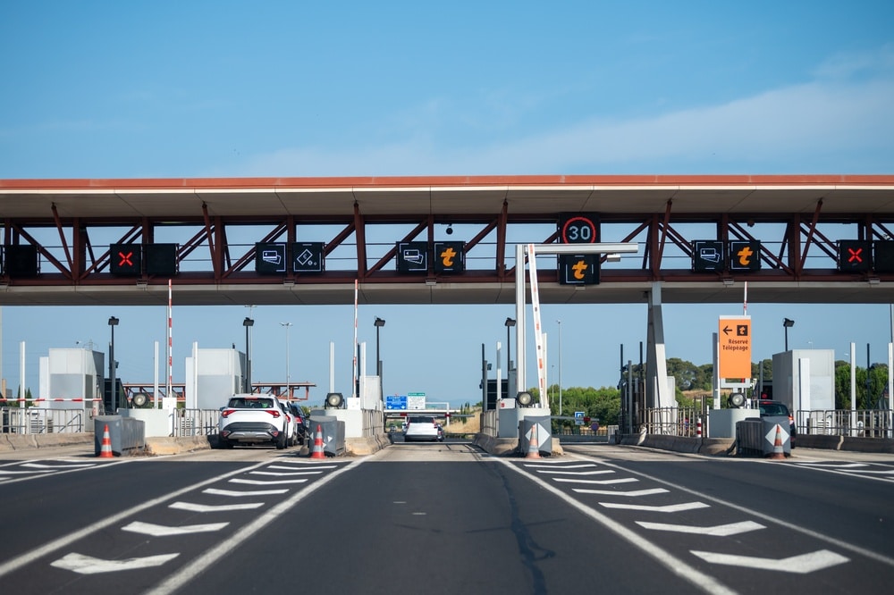 Gare de péage d'une autoroute française avec véhicules en approche