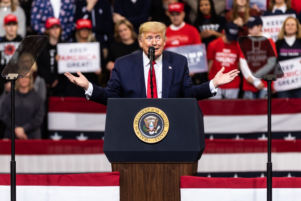 Donald Trump s'exprime derrière le pupitre présidentiel des États-Unis