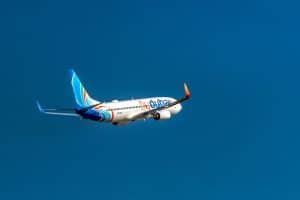 Avion de la compagnie Flydubai en plein vol dans un ciel bleu