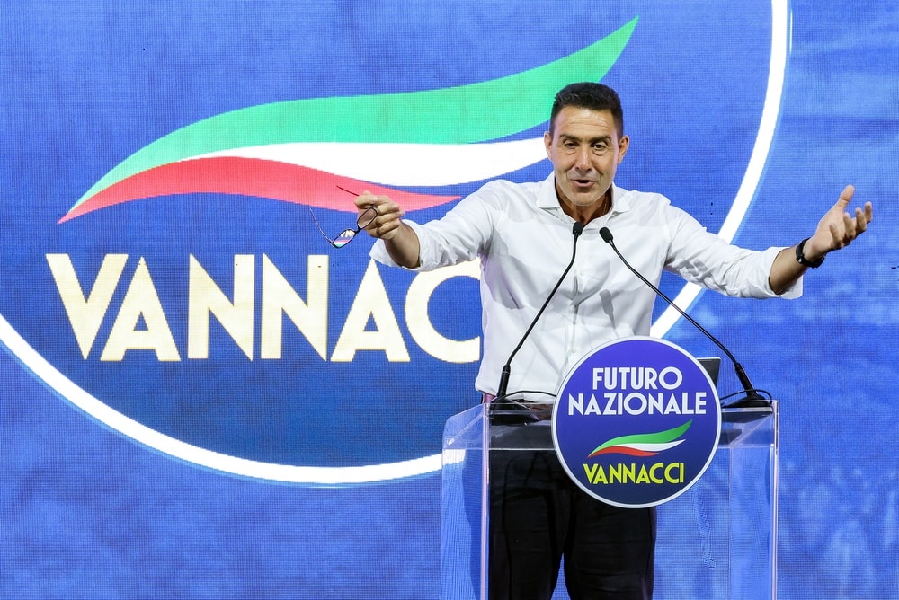 Roberto Vannacci, fondateur de Futuro Nazionale, prononçant un discours à la tribune d'un meeting en Italie